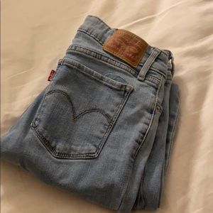 light blue levi’s jeans